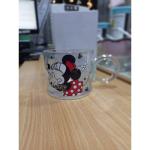 A thermal Pyrex mug featuring the beloved Minnie Mouse graphic. Featuring a modern design and a comfortable handle, it's perfect for everyday use or as a special gift