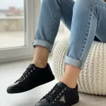 Flat sneakers from the distinctive designs of Guess GS-1