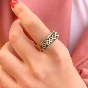 خاتم فضة 925 بتصميم عصري مزين بفصوص ملونه