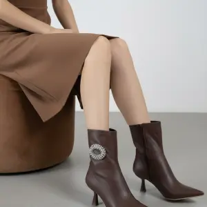 Elegance Boot with Crystal Ring R-405