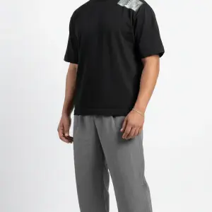 BLACK T-SHIRT