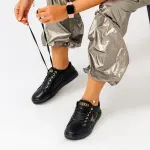 Flat sneakers from the distinctive designs of Guess GS-1
