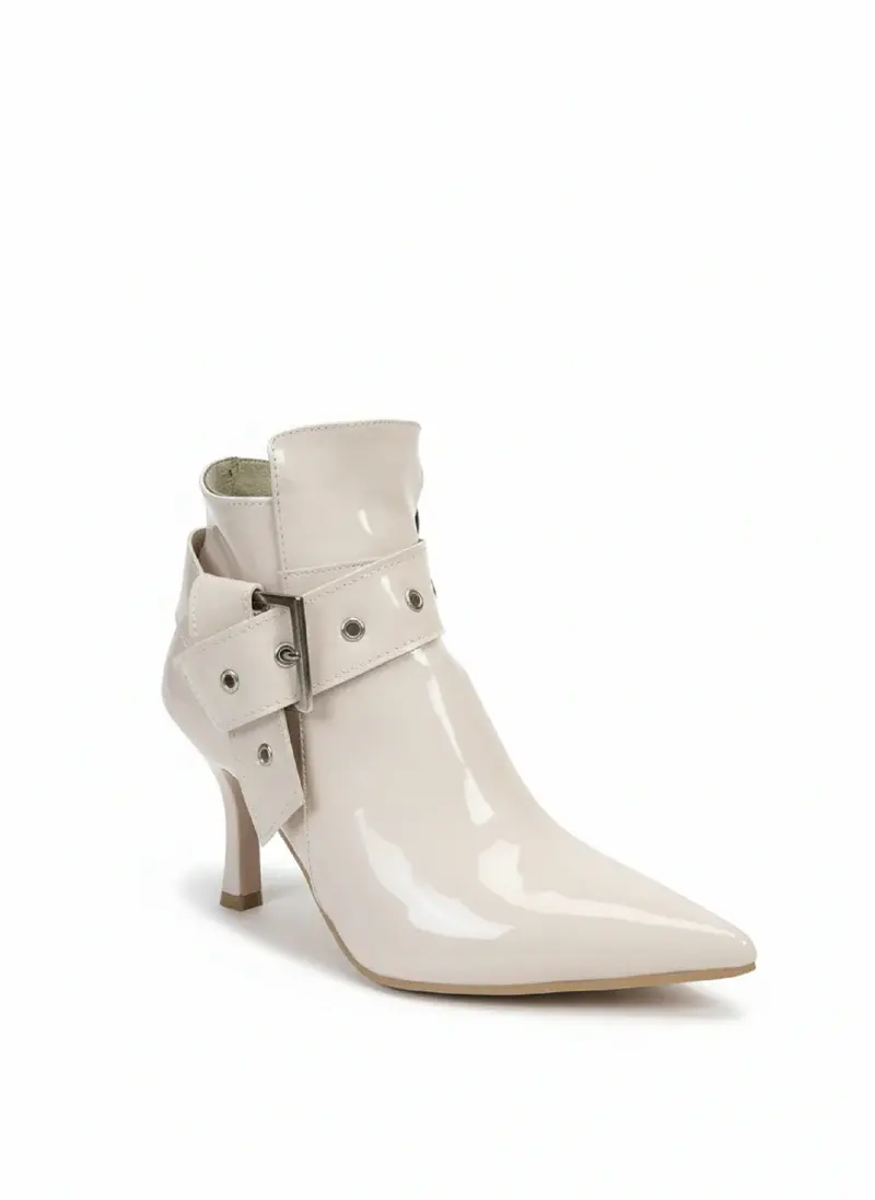 Boot featuring a glossy finish R-509