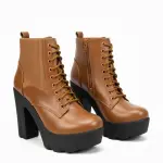 Wide-heeled boot with a stylish design B-26