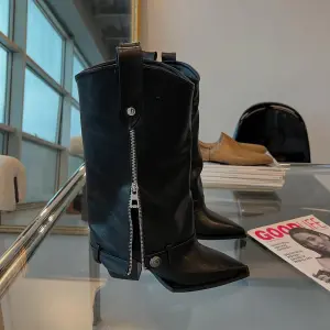 Black Leather Zipper Boots