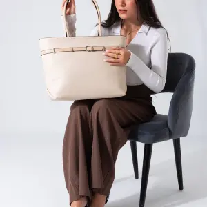 Classic Belt Detail Tote-beige