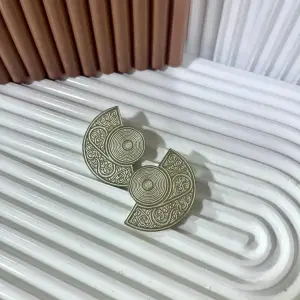 Labyrinth Geometric Studs.