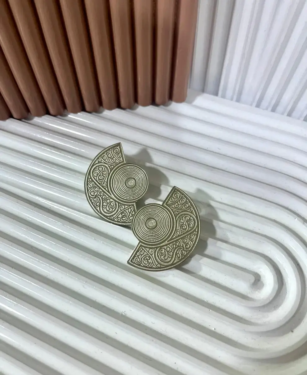 Labyrinth Geometric Studs.