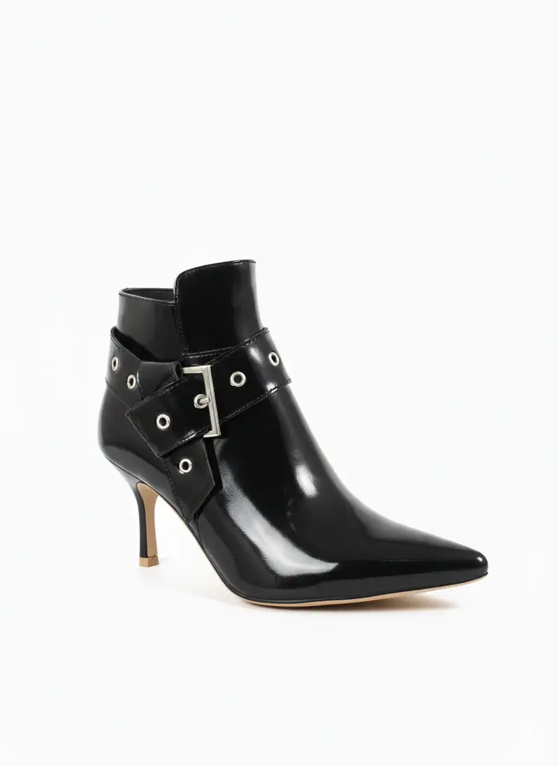 Boot featuring a glossy finish R-509