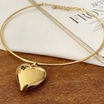 Necklace with a shiny heart pendant NE-20