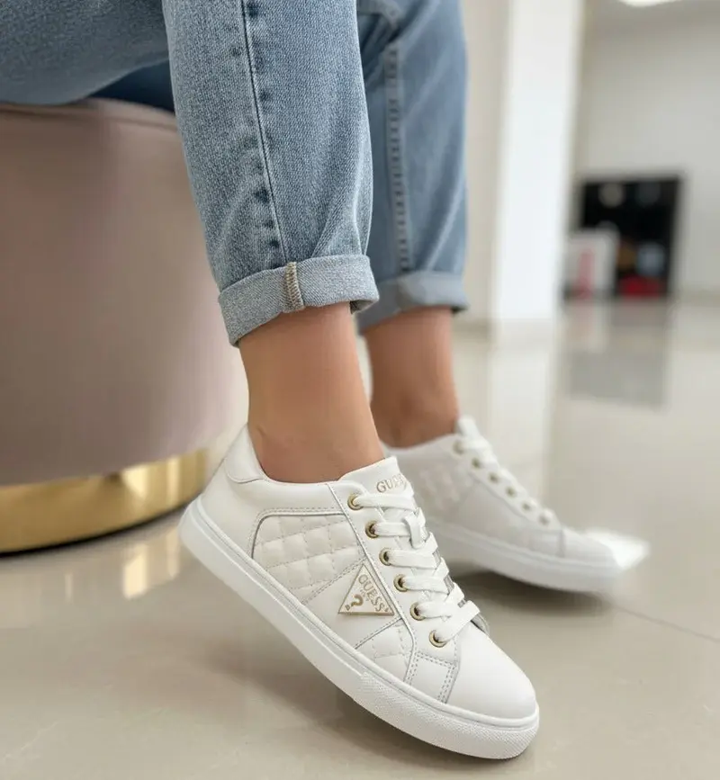 Flat sneakers from the distinctive designs of Guess GS-1