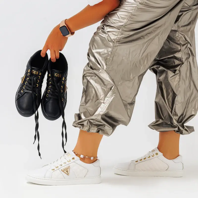 Flat sneakers from the distinctive designs of Guess GS-1