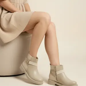 Boot with an elegant round buckle B-3