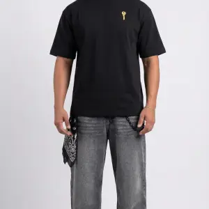BLACK T-SHIRT