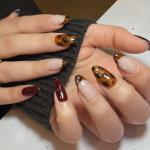 10pcs almond-shaped burgundy and tiger design nails