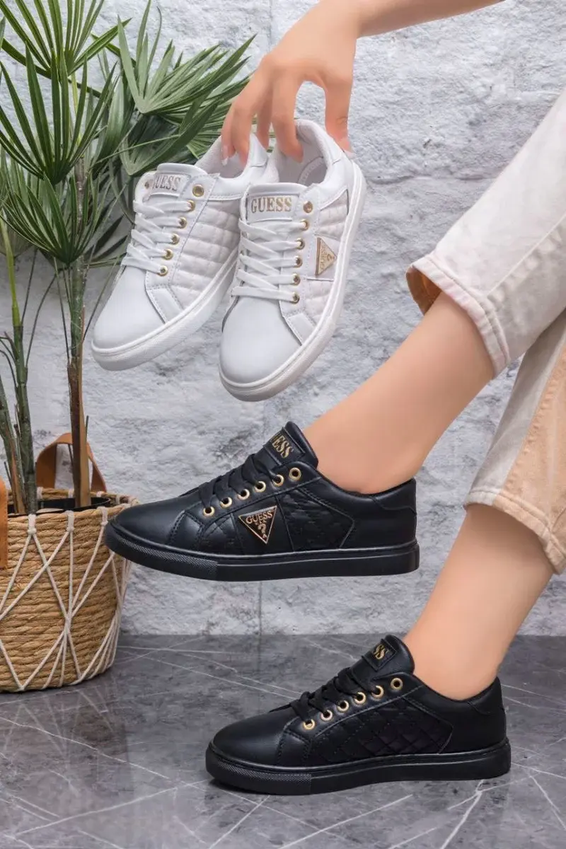 Flat sneakers from the distinctive designs of Guess GS-1