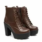 Wide-heeled boot with a stylish design B-26