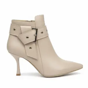 Boot decorated with a stylish buckle R-509 new