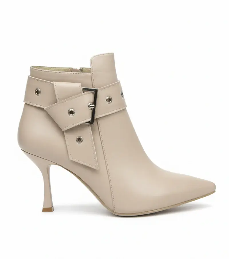 Boot decorated with a stylish buckle R-509 new
