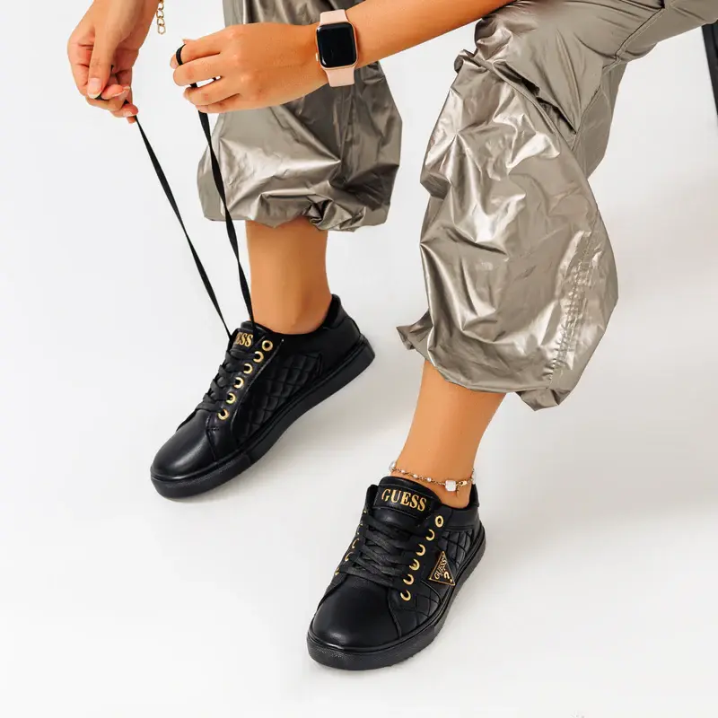 Flat sneakers from the distinctive designs of Guess GS-1