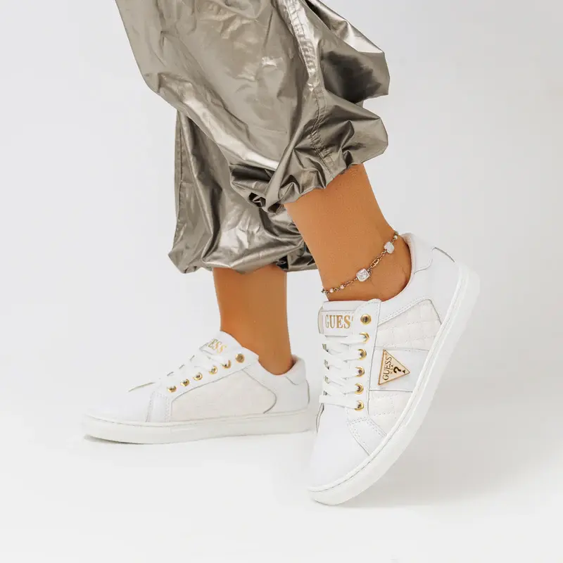 Flat sneakers from the distinctive designs of Guess GS-1