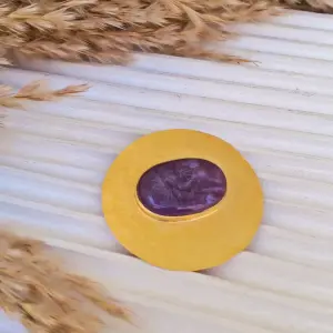 Amitiest pin