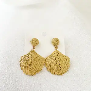 Beige Oyster Shell Earrings