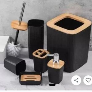 Bathroom accessories set
