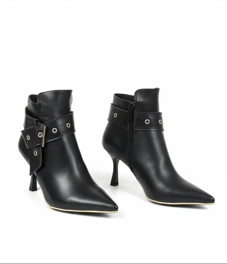 Boot decorated with a stylish buckle R-509 new