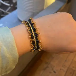 Rays bracelet-in black
