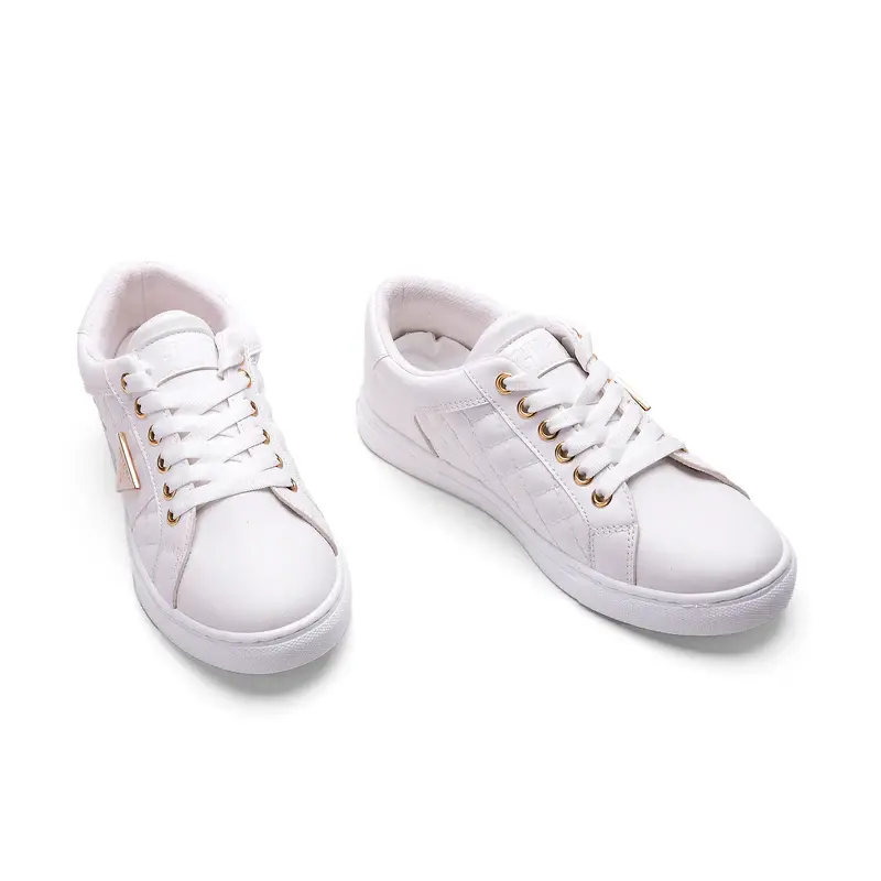 Flat sneakers from the distinctive designs of Guess GS-1