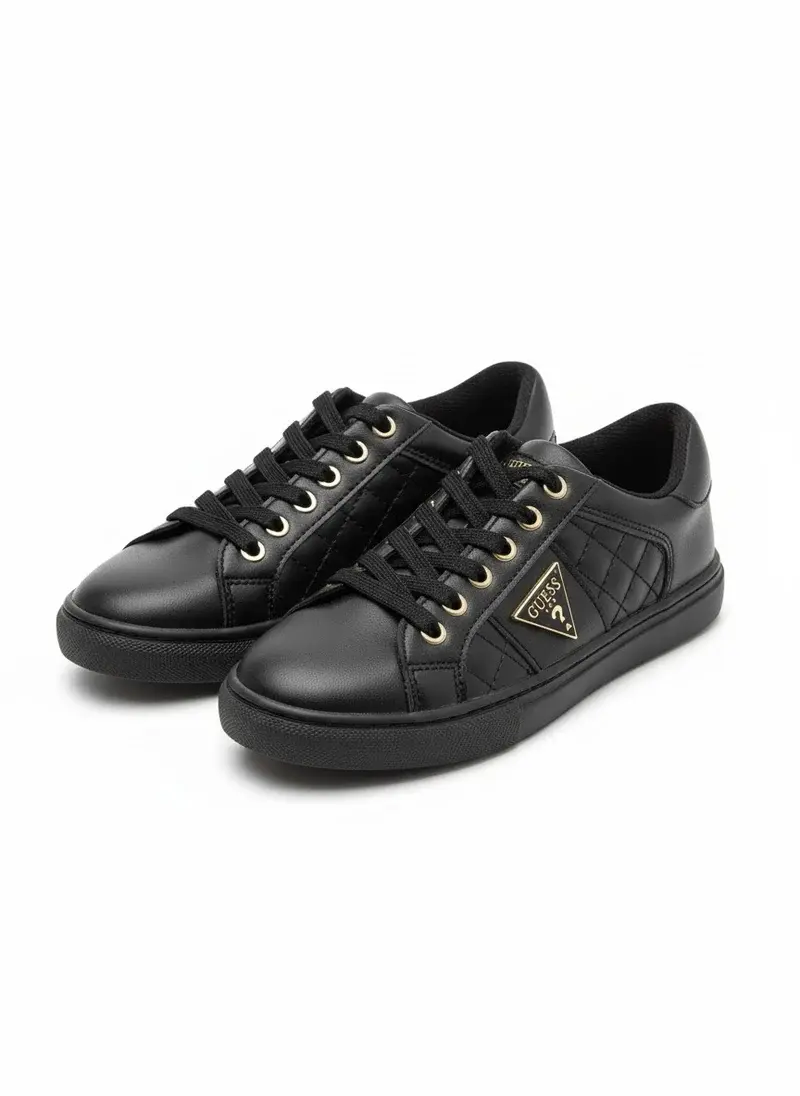 Flat sneakers from the distinctive designs of Guess GS-1