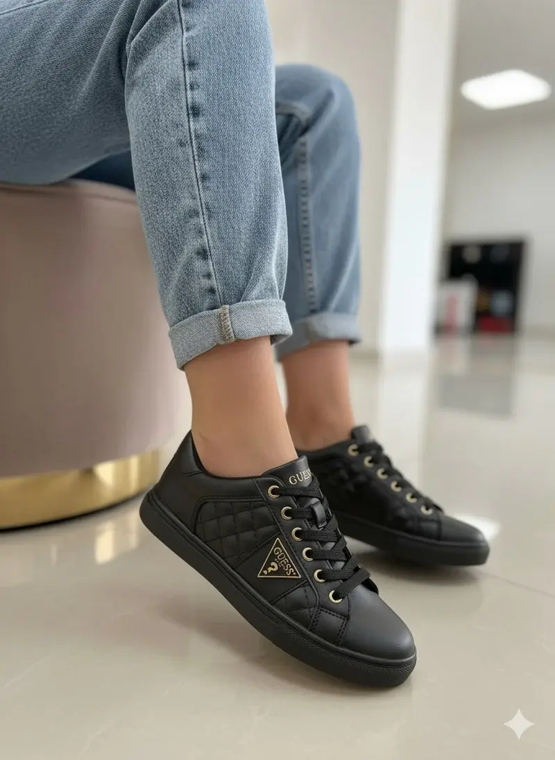 Flat sneakers from the distinctive designs of Guess GS-1