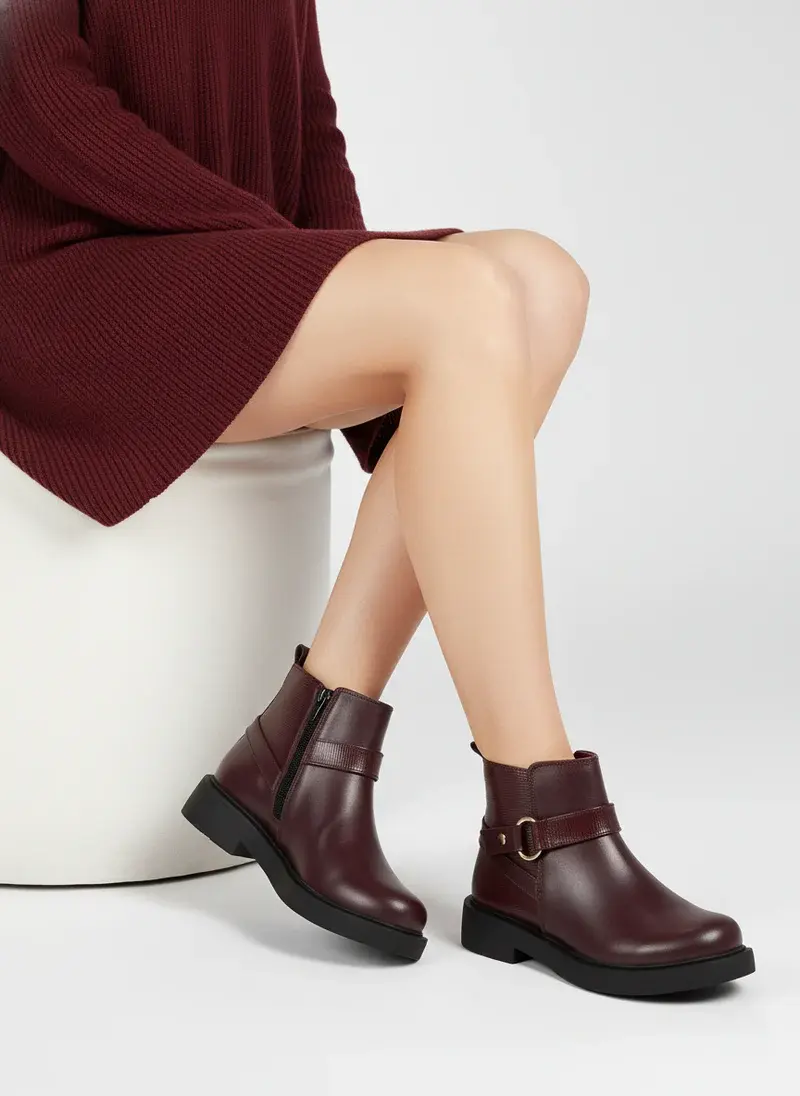 Boot with an elegant round buckle B-3