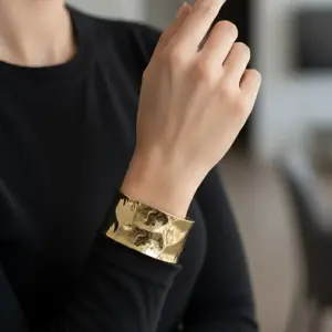 Elegant golden bracelet with a wide design BR-105
