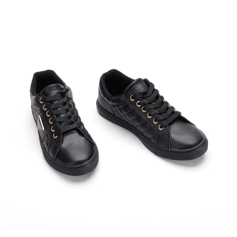 Flat sneakers from the distinctive designs of Guess GS-1