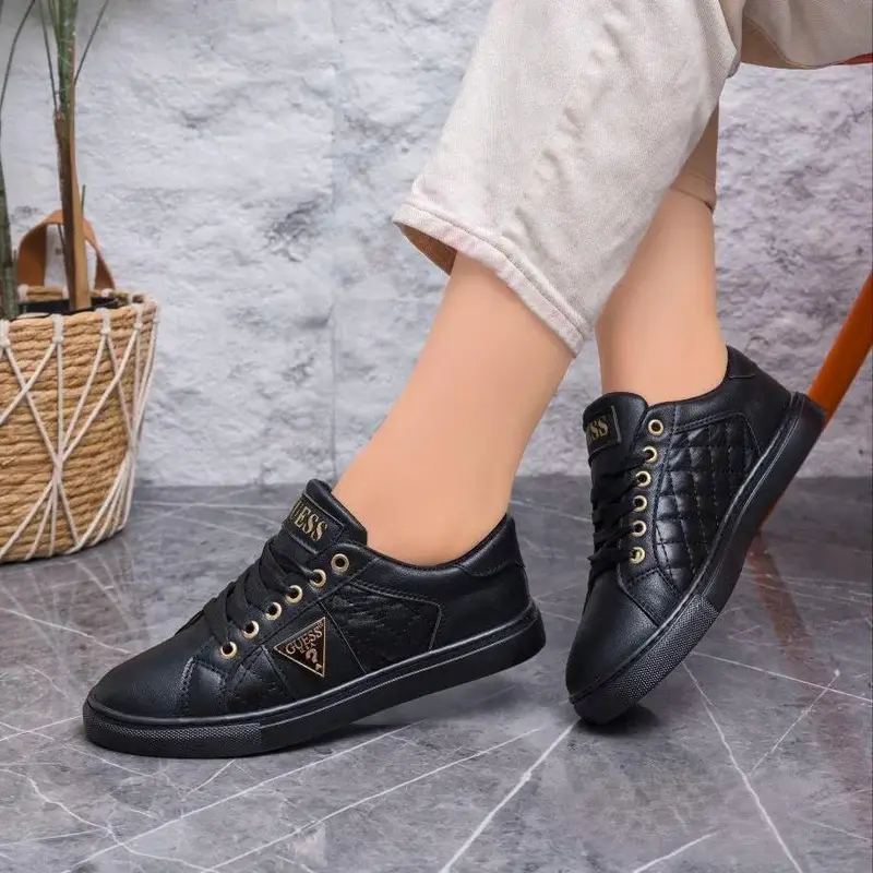 Flat sneakers from the distinctive designs of Guess GS-1